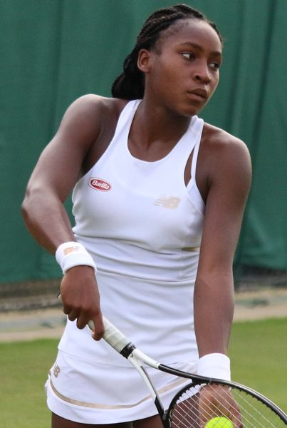 GM – FBF – Today’s American Champion is the 17-year-old was playing in her first grand slam quarterfinal, but trailing 4-0 in the second set, a frustrated she smashed her racquet on the clay court after she double faulted.
